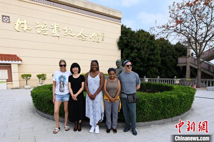 代表團(tuán)成員參訪林語(yǔ)堂紀(jì)念館?！埥鸫?攝