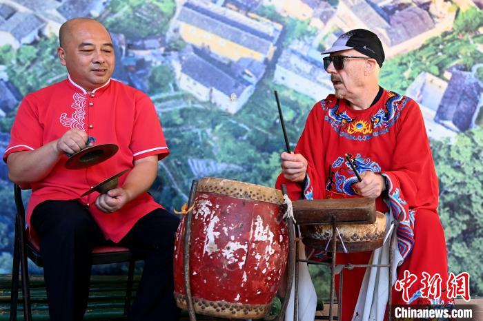 代表團(tuán)成員在漳州市南靖縣與當(dāng)?shù)孛耖g樂隊(duì)臨時(shí)組隊(duì)?！埥鸫?攝