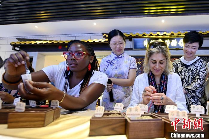 代表團(tuán)成員在片仔癀博物館內(nèi)制作中藥配方香囊。　張金川 攝