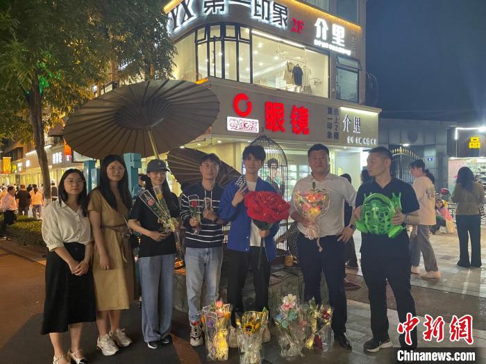 在東陽橫店，宣講團(tuán)導(dǎo)師、成員與橫店演員(右三)合影。　 東陽市融媒體中心 供圖