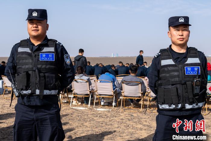 圖為承擔(dān)神舟十六號載人飛船安保任務(wù)的移民管理警察?！∨ｖ?攝