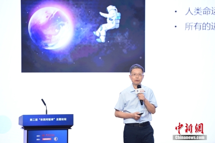5月30日，<a target='_blank' href='/'>中新社</a>第二屆“東西問智庫”主題論壇在北京舉行，多位中外專家圍繞“AI革命與文明進(jìn)化”展開討論。圖為北京大學(xué)新聞與傳播學(xué)院教授胡泳在論壇上作主旨演講。<a target='_blank' href='/'>中新社</a>記者 田雨昊 攝