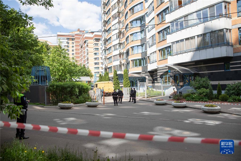 5月30日，警察在俄羅斯首都莫斯科的樓房遭襲現(xiàn)場(chǎng)警戒。新華社記者白雪騏攝