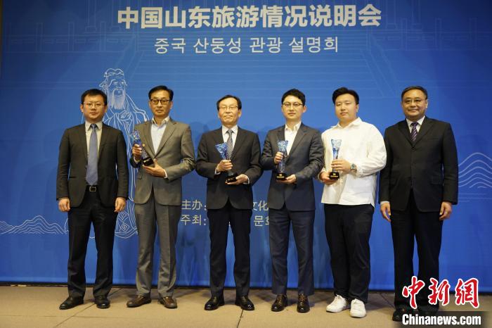 為“好客山東”旅游大使授牌?！⑿?攝