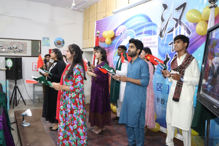 “漢語橋”世界大學生中文比賽卡拉奇賽區(qū)決賽現(xiàn)場，參賽選手共同演唱中文歌曲?？ɡ娲髮W孔子學院供圖