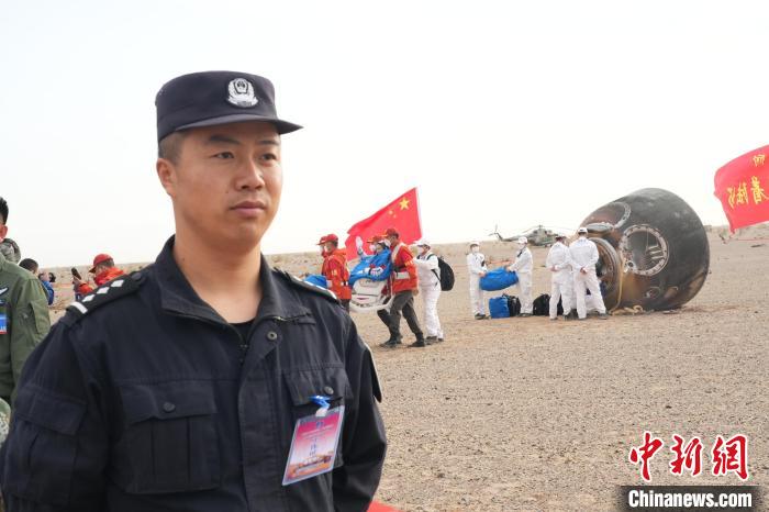 圖為阿拉善邊境管理支隊民警在著陸場開展安保工作?！埥?攝