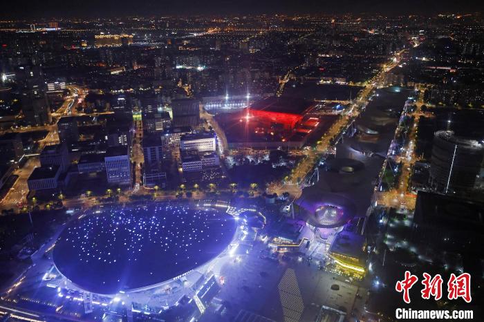 6月3日晚，鳥瞰上海黃浦江兩岸城市夜景。　殷立勤 攝