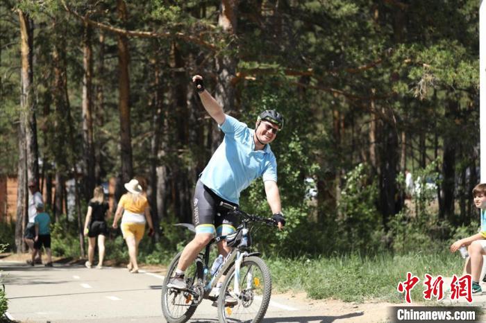 當(dāng)?shù)貢r(shí)間4日，哈外交部副部長羅曼·瓦西連科在騎行活動(dòng)中?！喰琶貢幑﹫D