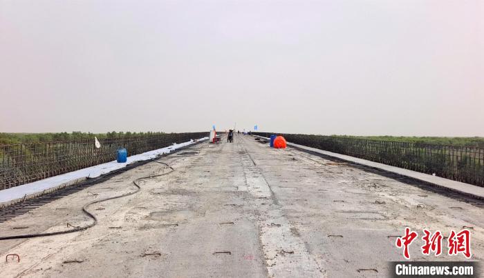 工作人員正在橋面上緊張有序地施工。　史玉江 攝