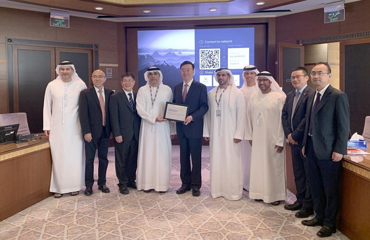 圖為阿布扎比陸上石油公司代表向中企頒發(fā)6600萬安全工時證書。中國石油工程建設(shè)有限公司供圖