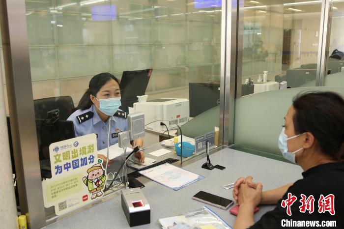 2023年1月9日至5月31日，上海市公安出入境管理部門共受理中國公民出入境證件228.5萬證次?！∩虾Ｊ泄簿止﹫D