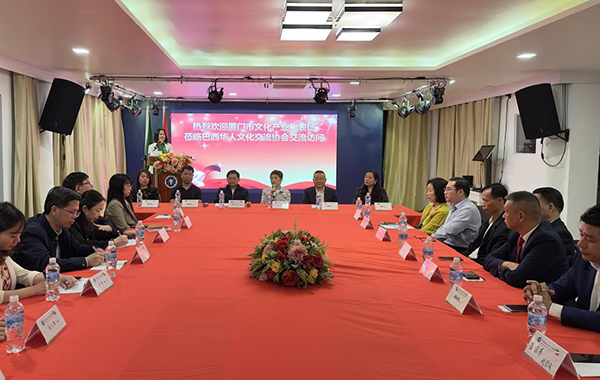 當(dāng)?shù)貢r間6月11日，由廈門市委常委、宣傳部部長吳子?xùn)|率領(lǐng)的廈門市文化產(chǎn)業(yè)代表團(tuán)來到巴西華人文化交流協(xié)會會館交流訪問，與里約熱內(nèi)盧僑界舉行座談。謝照攝