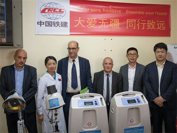 中國鐵建阿爾及利亞公司向當?shù)蒯t(yī)院捐贈醫(yī)療物資。鐵建國際供圖
