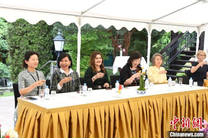 圖為嘉賓品味烏龍茶?！“亓种袊?guó)文化中心供圖。