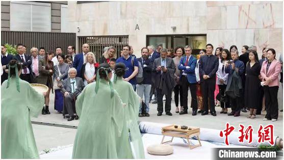 嘉賓觀看茶舞表演?！⌒抨柺形麄鞑抗﹫D