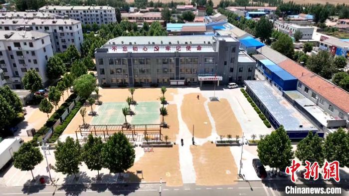 德州陵城區(qū)開放1297處鎮(zhèn)村公共場地，緩解農(nóng)民曬糧難題?！×瓿菂^(qū)委宣傳部供圖