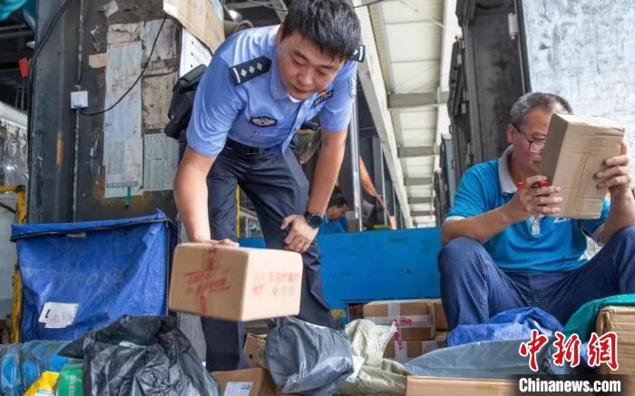 肥東縣公安局針對劇毒化學品和易制爆危險化學品生產(chǎn)企業(yè)開展安全檢查工作?！『戏示焦﹫D