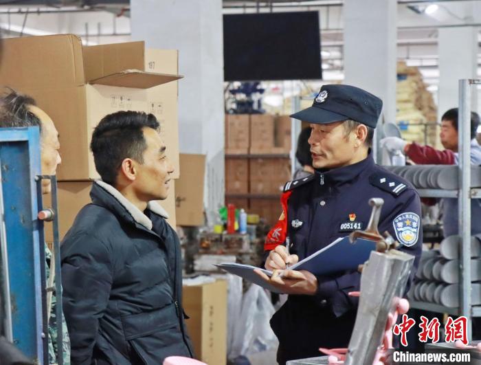 3月30日，大興派出所民警來到轄區(qū)中小企業(yè)，開展“為民為企為項目”走訪活動?！『戏示焦﹫D