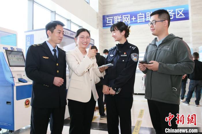 4月10日，安徽合肥，一家運輸企業(yè)負責人在工作人員的指導下，使用小程序辦理車管業(yè)務?！『戏示焦﹫D