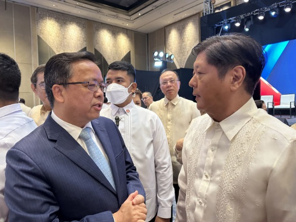 黃溪連大使與菲律賓總統(tǒng)馬科斯在會(huì)場上交談。中國駐菲律賓大使館供圖