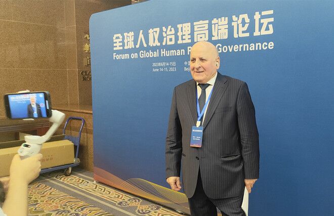 聯(lián)合國經(jīng)濟、社會及文化權(quán)利委員會副主席兼報告員、莫斯科國際關(guān)系學(xué)院國際法系主任阿斯蘭·阿巴希澤接受人民網(wǎng)記者采訪。圖片來源：視頻截圖