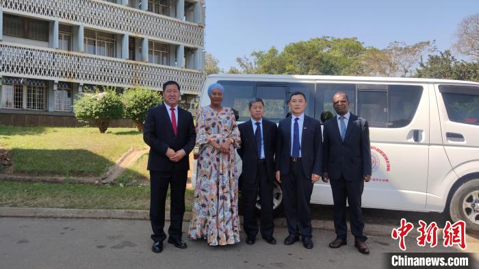 捐贈(zèng)儀式現(xiàn)場(chǎng)?！∈茉L者供圖