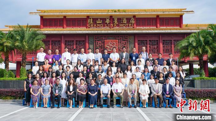 與會(huì)嘉賓合影留念。　羅詩慶 攝