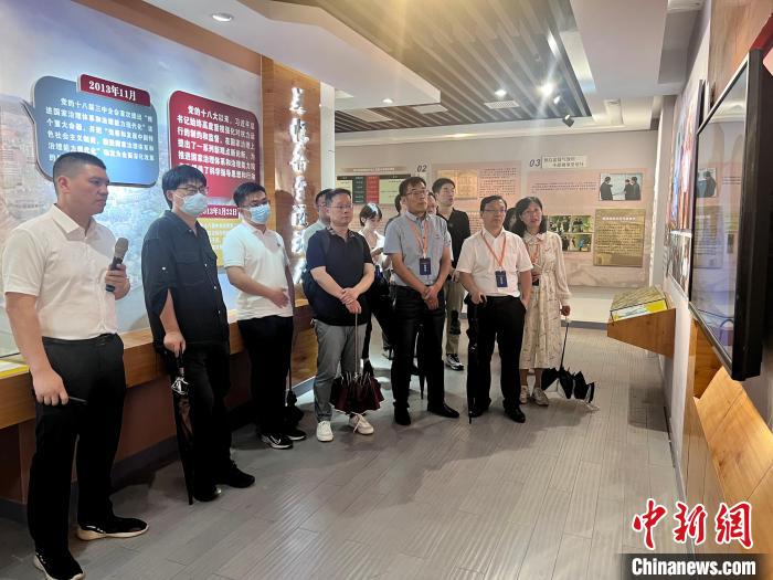 與會人員在后陳村走訪。　董易鑫 攝