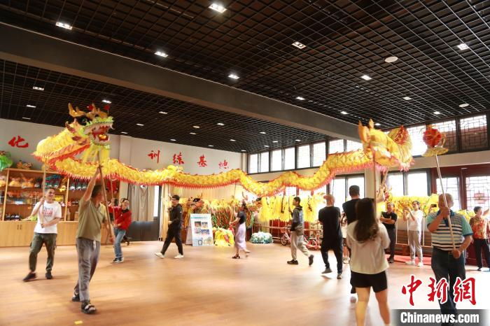 臺胞臺屬體驗(yàn)舞龍?！≈芪的裙﹫D