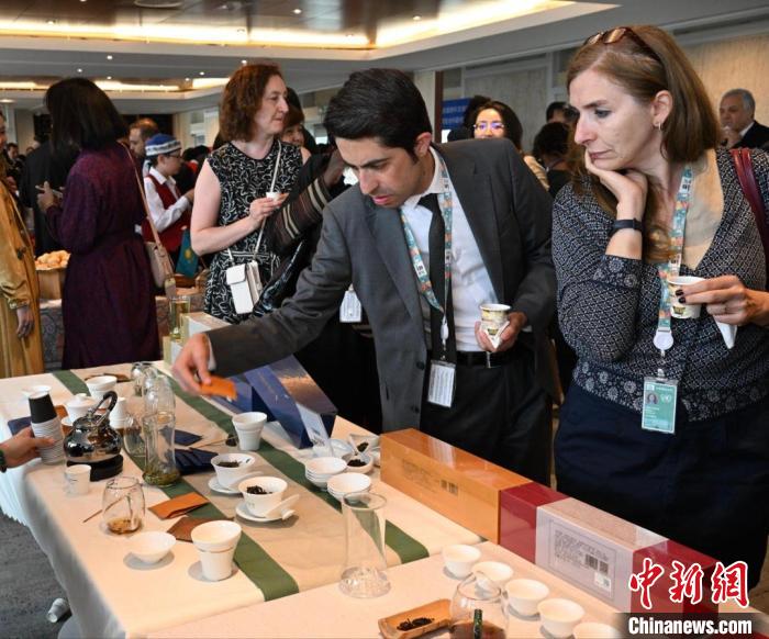 現(xiàn)場觀眾觀看中國展臺(tái)茶藝表演、了解茶文化?！【笜?攝