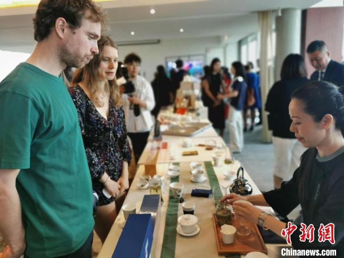 現(xiàn)場觀眾觀看中國展臺(tái)茶藝表演、了解茶文化?！【笜?攝
