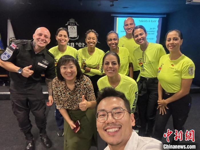 里約旅游警察上中文課?！±锛s熱內(nèi)盧天主教大學孔子學院供圖