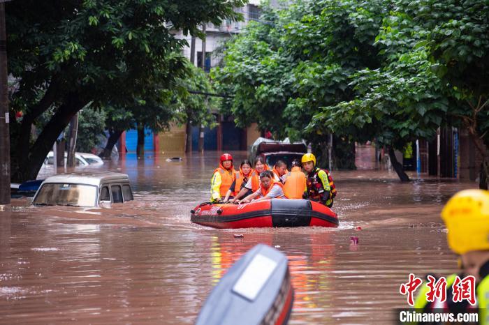 7月4日，萬州區(qū)五橋街道，消防救援人員用沖鋒舟救援轉(zhuǎn)運(yùn)被困群眾。　冉孟軍 攝