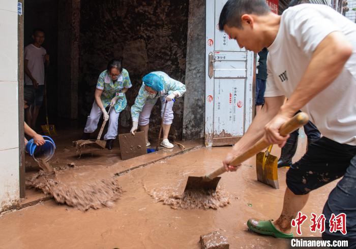 7月4日，萬州區(qū)五橋街道，洪水退去后，居民開展清淤工作。　冉孟軍 攝