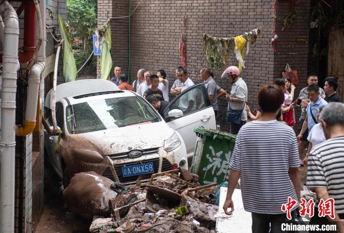 7月4日，萬州區(qū)五橋街道，居民救援受困的私家車?！∪矫宪?攝