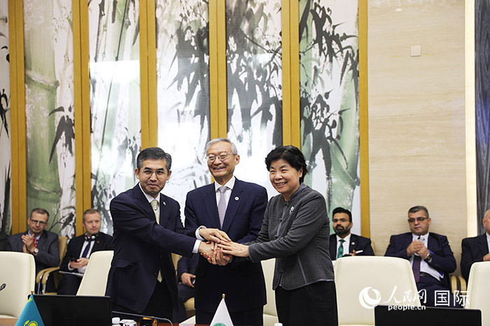 上合組織秘書處、哈駐華使館、上合組織睦鄰友好合作委員會(huì)簽署《聯(lián)合行動(dòng)計(jì)劃》。人民網(wǎng) 俄布拉依攝