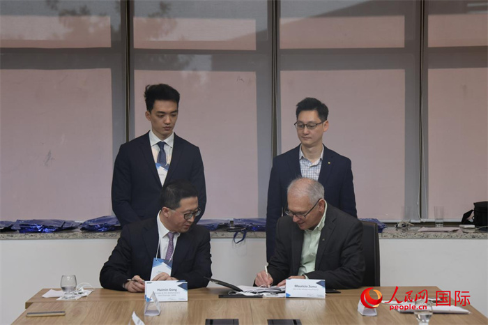 座談交流會(huì)上，中歐校友醫(yī)療健康產(chǎn)業(yè)協(xié)會(huì)與奧斯瓦爾多·克魯茲基金會(huì)簽署了合作備忘錄。人民網(wǎng)記者 時(shí)元皓攝