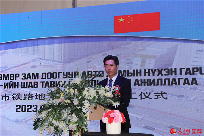 中鐵四局集團國際事業(yè)部執(zhí)行經(jīng)理朱春峰致辭。人民網(wǎng)記者 霍文攝