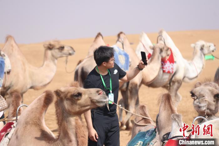 圖為臺(tái)胞體驗(yàn)大美內(nèi)蒙古?！⊥袐I供圖