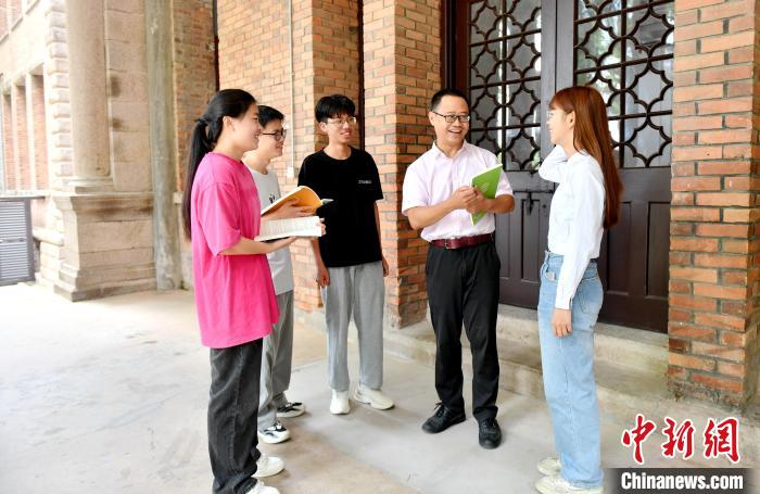 7月4日，臺(tái)灣教師陳昭志正在和學(xué)生交流?！蚊?攝