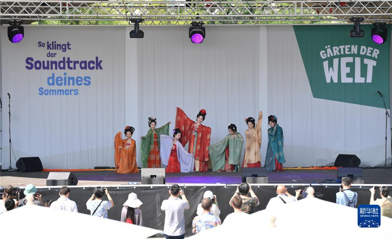 7月8日，在德國柏林世界公園，漢服愛好者進(jìn)行漢服展示。新華社記者 任鵬飛 攝
