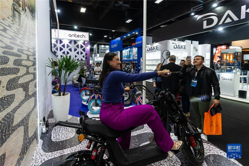 7月10日，在巴西圣保羅舉行的國際消費類電子及家用電器產(chǎn)品展覽會上，參觀者體驗一款電動自行車。新華社記者 王天聰 攝