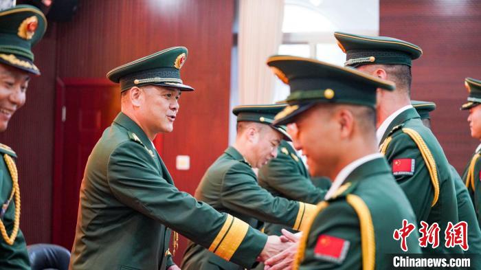 首長(zhǎng)為晉銜官兵頒發(fā)任命狀。　張煜梁 攝