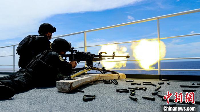“和平方舟”號(hào)醫(yī)院船在西太平洋海域進(jìn)行反恐反海盜演練。圖為火力組隊(duì)員進(jìn)行警告射擊。　徐巍 攝