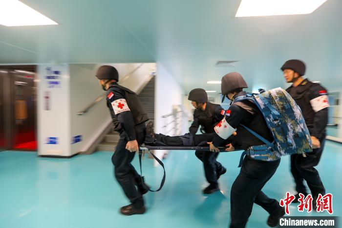 “和平方舟”號(hào)醫(yī)院船在西太平洋海域進(jìn)行反恐反海盜演練。圖為醫(yī)療救護(hù)組在轉(zhuǎn)運(yùn)“傷員”。　徐巍 攝