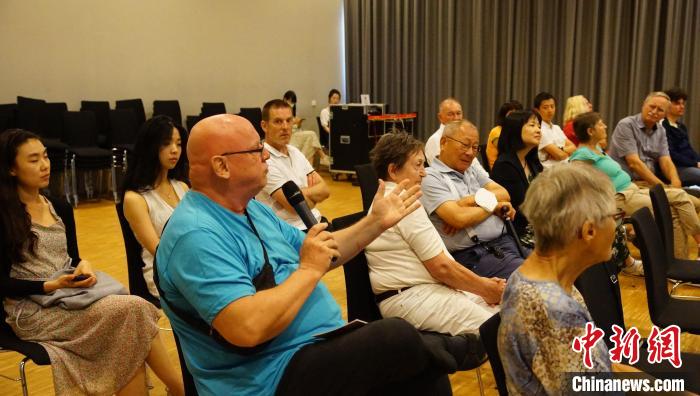 圖為現(xiàn)場觀眾提問?！“亓种袊幕行墓﹫D