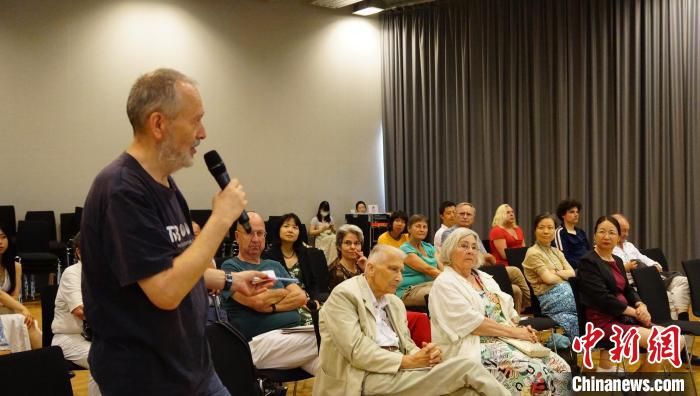 圖為現(xiàn)場觀眾提問?！“亓种袊幕行墓﹫D