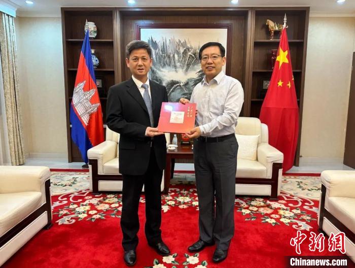 7月12日下午，中國(guó)駐柬埔寨大使王文天在金邊會(huì)見(jiàn)援柬中醫(yī)醫(yī)療隊(duì)?！≈袊?guó)駐柬埔寨大使館微信公眾號(hào) 攝