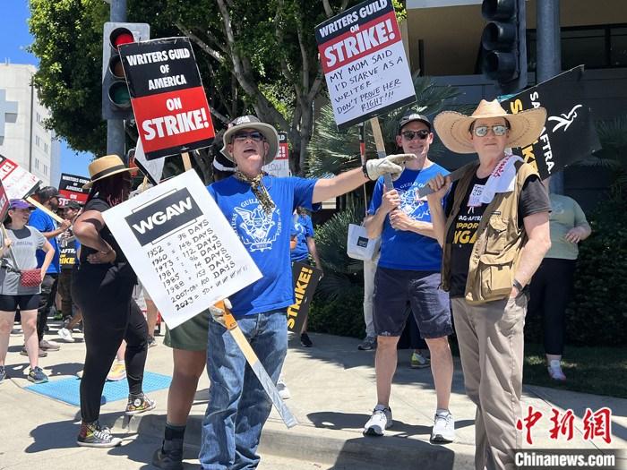 當(dāng)?shù)貢r(shí)間7月14日上午，華納兄弟、迪士尼等美國(guó)影視娛樂(lè)產(chǎn)業(yè)巨頭總部門(mén)前，有成百上千的人高舉“罷工”標(biāo)語(yǔ)牌游行示威。由于未能與美國(guó)電影和電視制片人聯(lián)盟(AMPTP)就新合同達(dá)成協(xié)議，擁有約16萬(wàn)名會(huì)員的好萊塢三大工會(huì)之一美國(guó)影視演員協(xié)會(huì)(SAG-AFTRA)發(fā)起罷工，于14日起在洛杉磯和紐約的十余家制片公司外示威游行。 <a target='_blank' href='/'><p  align=