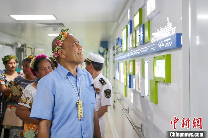 基里巴斯總統(tǒng)等政要參觀海上醫(yī)院。　徐巍 攝